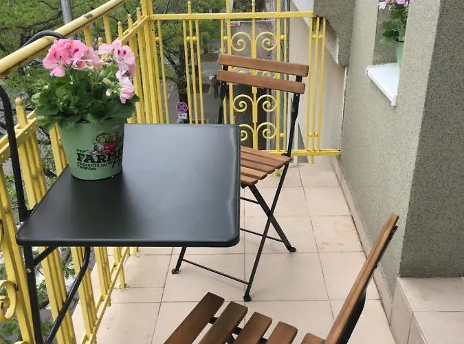 Cozy In The Very Centre Of *